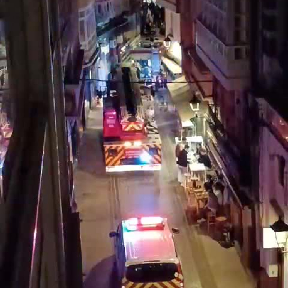 Los Bomberos de A Coruña acuden a la calle de la Barrera