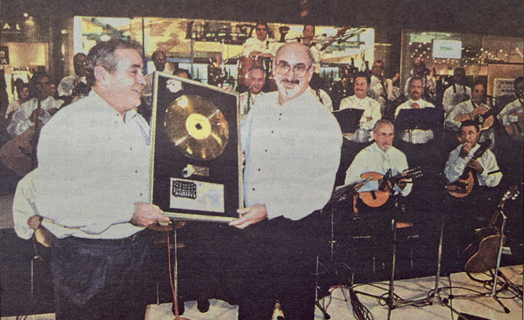 Hace 25 años | La Tuna de Veteranos recibe el disco de oro gallego y crea Amizades