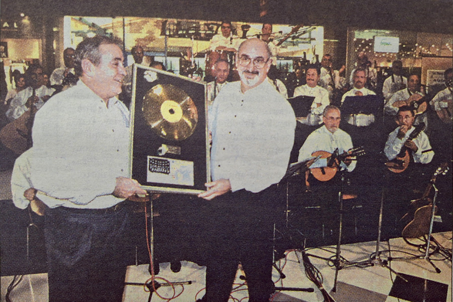 Hace 25 años | La Tuna de Veteranos recibe el disco de oro gallego y crea Amizades