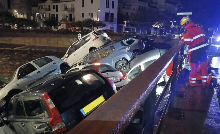 La lluvia arrastra una treintena de vehículos en una rambla en Cadaqués