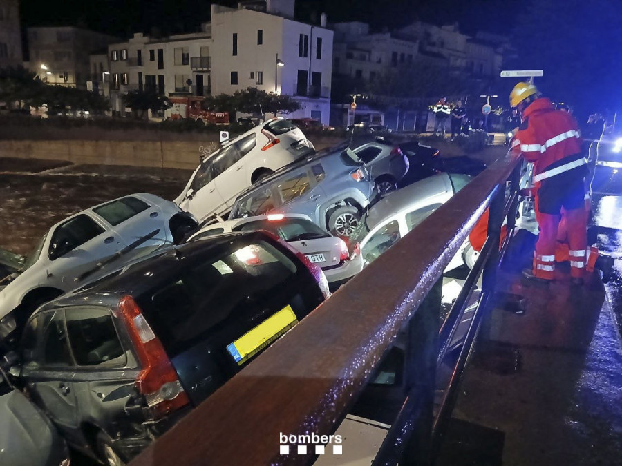 La lluvia arrastra una treintena de vehículos en una rambla en Cadaqués