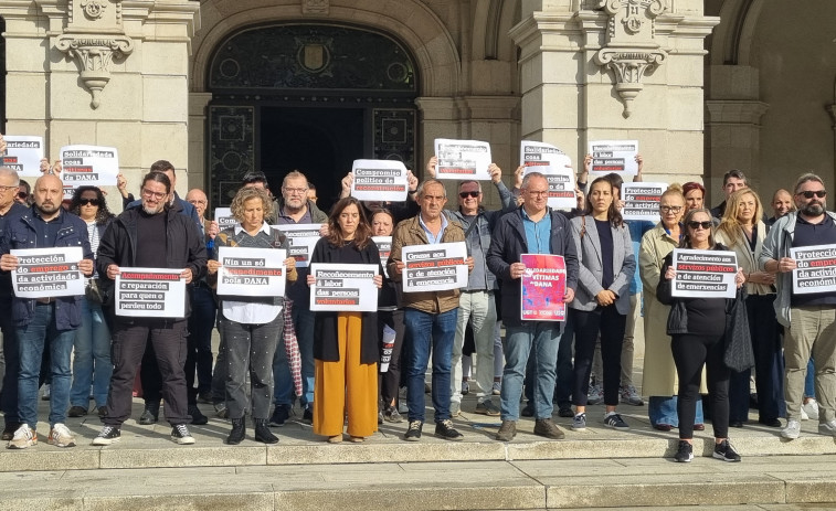 Los trabajadores del Ayuntamiento de A Coruña se concentran en apoyo a las víctimas de la DANA de Valencia