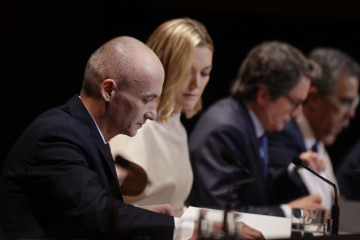 ARTEIXO (A CORUÑA), 09/07/24.- La presidenta de Inditex, Marta Ortega (c), acompañada por el consejero delegado de la multinacional, Óscar García Maceiras (i), durante la Junta General de Accionis