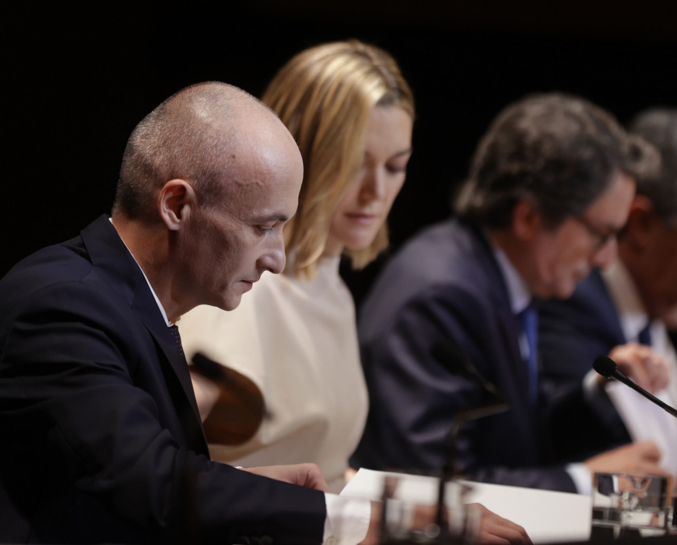 ARTEIXO (A CORUÑA), 09/07/24.- La presidenta de Inditex, Marta Ortega (c), acompañada por el consejero delegado de la multinacional, Óscar García Maceiras (i), durante la Junta General de Accionis