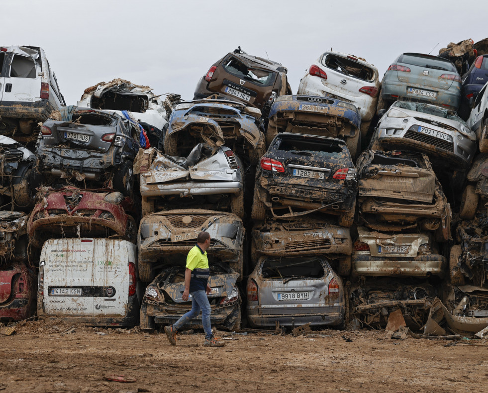 PAIPORTA (VALENCIA), 08/11/2024.- Varios coches, que fueron arrastrados por el agua tras el paso de la dana, almacenados en un descampado en Paiporta este viernes. La Unidad Militar de Emergencias (UM