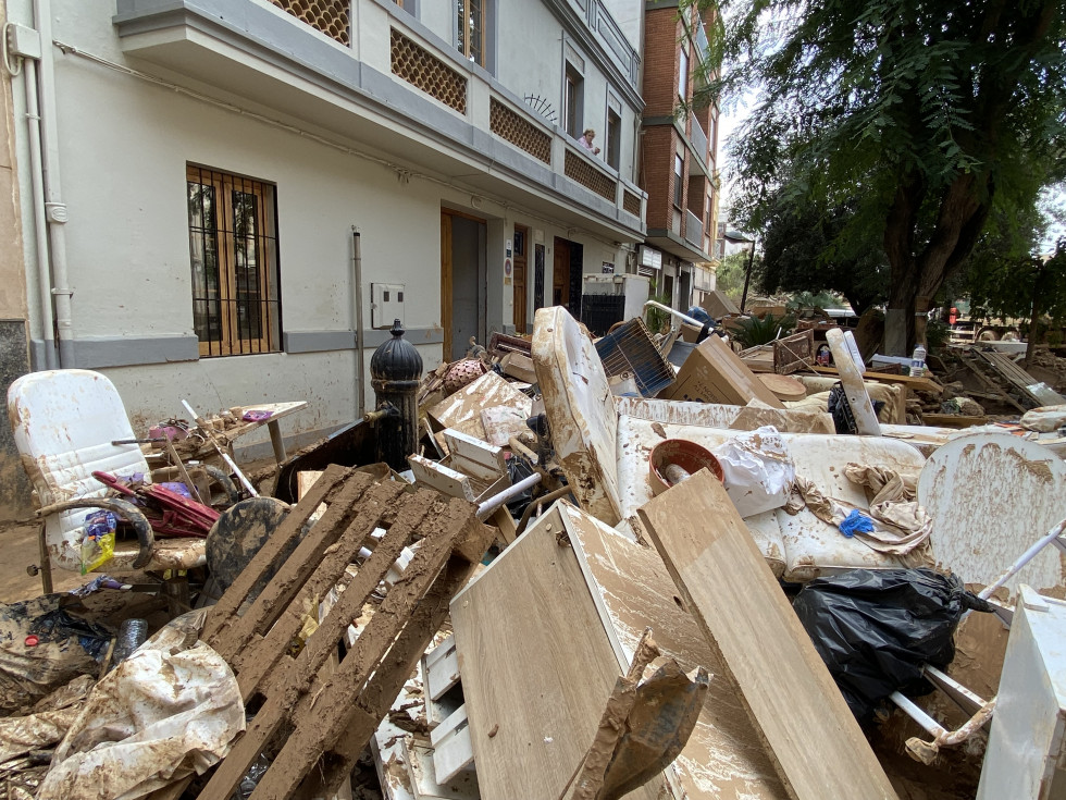 PAIPORTA (VALENCIA) 09/11/2024.- Vista de los muebles arruinados por la riada en casa de Teresa, una vecina de Paiporta que ha perdido 