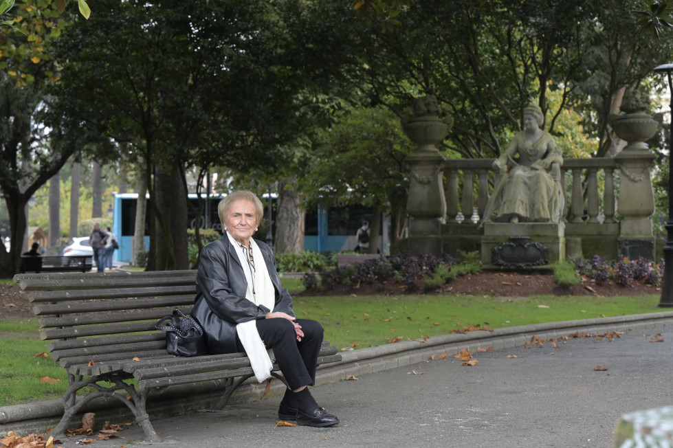 Carmen Colmeiro, junto a la estatua de Emilia @Javier Albores