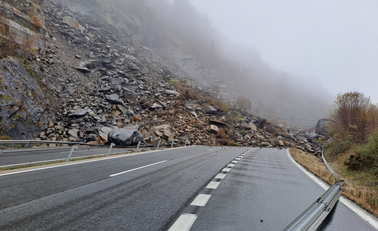 Evacúan 145 turismos, 14 camiones y dos autobuses que quedaron atrapados en la AP-66 en Asturias por un desprendimiento