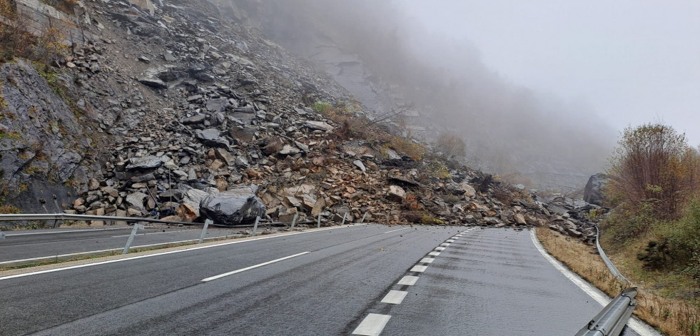 Evacúan 145 turismos, 14 camiones y dos autobuses que quedaron atrapados en la AP-66 en Asturias por un desprendimiento