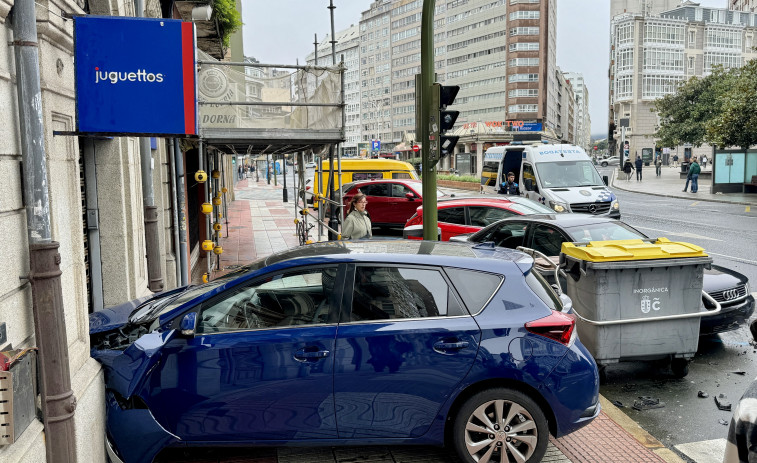 Un coche se empotra contra la tienda Juguettos de la plaza de Pontevedra