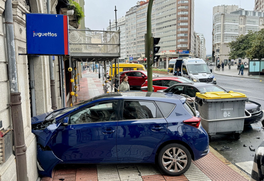 Un coche se empotra contra la tienda Juguettos de la plaza de Pontevedra