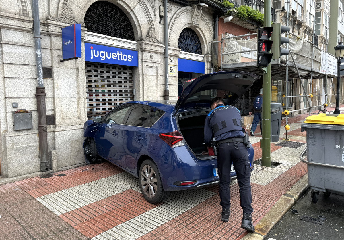 Coche empotrado contra el Juguettos de la plaza de Pontevedra @ Javier ALboru00e9s (5)