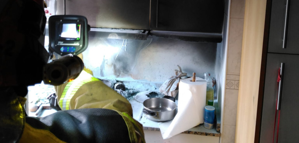 Arde parte de una cocina en Oleiros