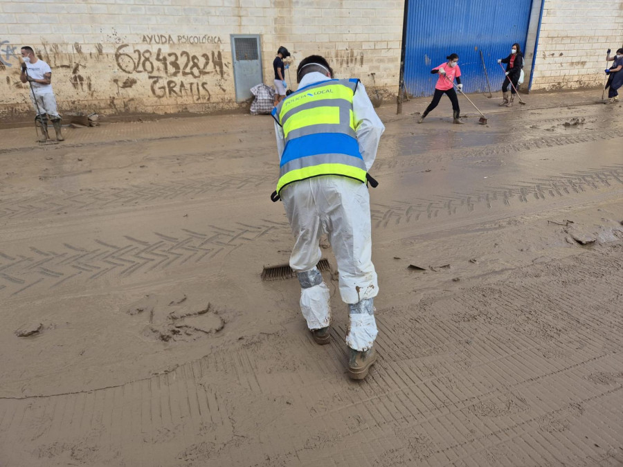 Jacobo Abella y Iago Cabrera, dos policías locales de Oleiros ayudando a los afectados por la DANA en Valencia