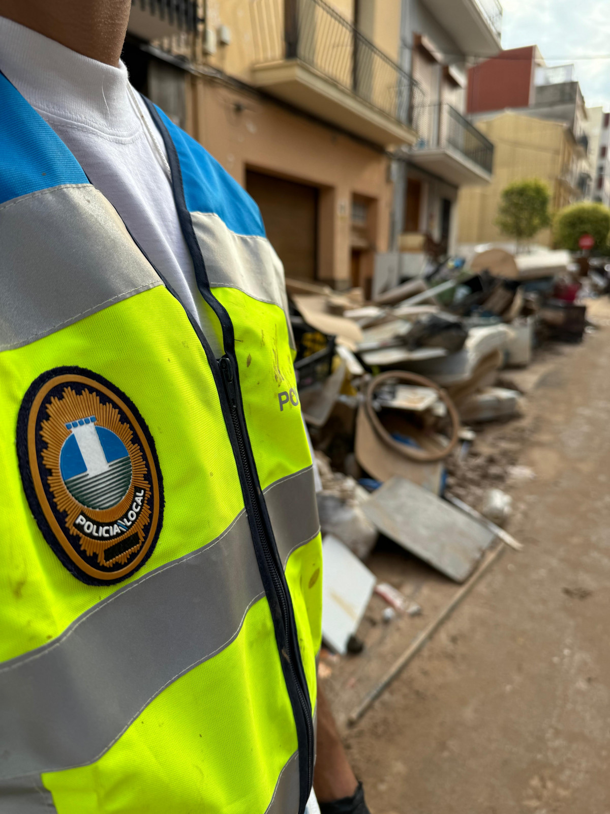 Policu00edas de Oleiros ayudan en Valencia (1)