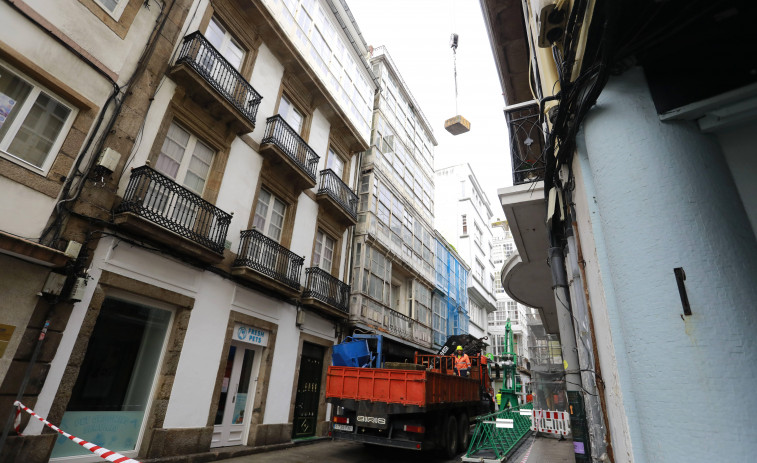 Una gran grúa corta el tráfico en la Estrecha de San Andrés de A Coruña