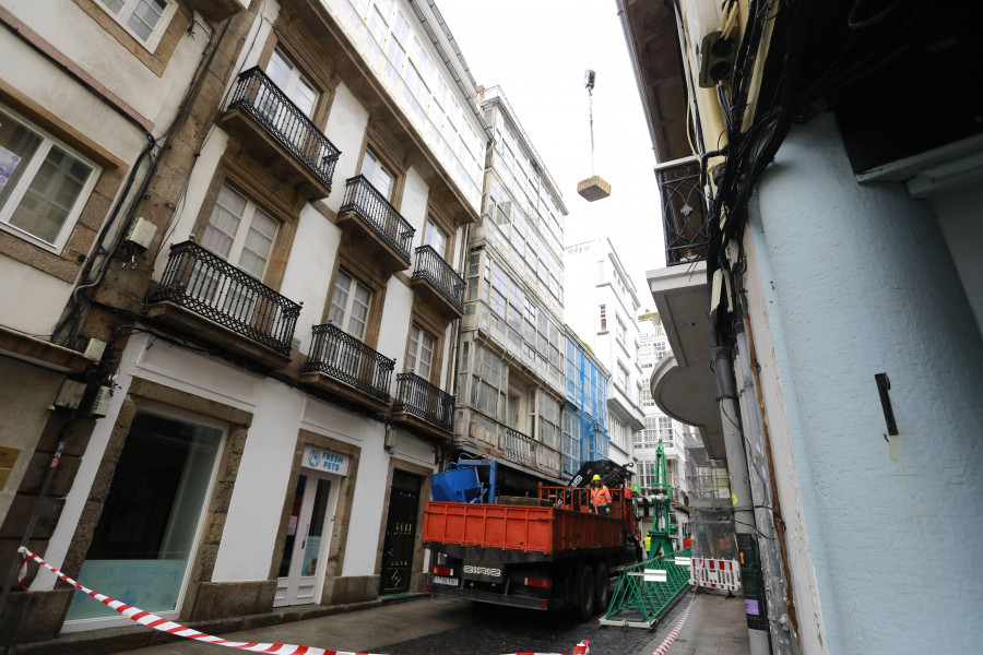 Una gran grúa corta el tráfico en la Estrecha de San Andrés de A Coruña