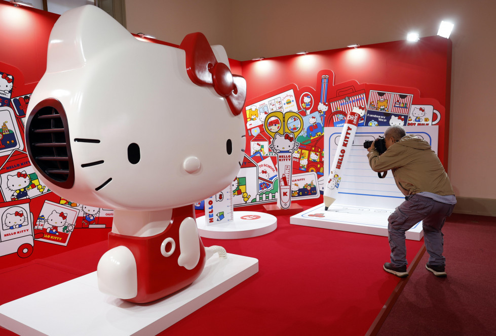 Tokyo (Japan), 30/10/2024.- A photographer takes pictures of the 'Hello Kitty 50th Anniversary Exhibition' during a press preview at Tokyo National Museum in Tokyo, Japan, 30 October 2024. Celebrating