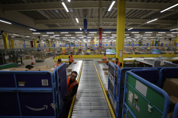 CAMBRE (A CORUÑA) 11/11/2024.- Una plataforma logística de Amazon en el concello coruñés de Cambre abre sus puertas a los medios de comunicación para desvelar cómo prepara el 'black friday' y la