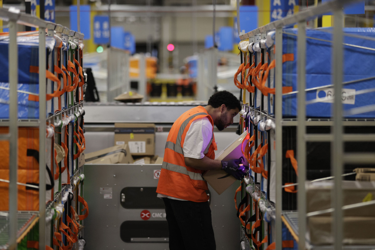 CAMBRE (A CORUÑA) 11/11/2024.- Una plataforma logística de Amazon en el concello coruñés de Cambre abre sus puertas a los medios de comunicación para desvelar cómo prepara el 'black friday' y la campaña de Navidad. EFE/Cabalar