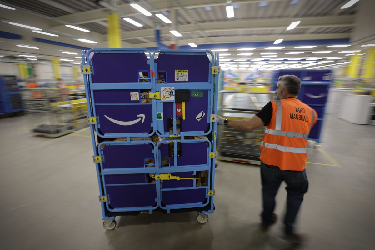 CAMBRE (A CORUÑA) 11/11/2024.- Una plataforma logística de Amazon en el concello coruñés de Cambre abre sus puertas a los medios de comunicación para desvelar cómo prepara el 'black friday' y la campaña de Navidad. EFE/Cabalar