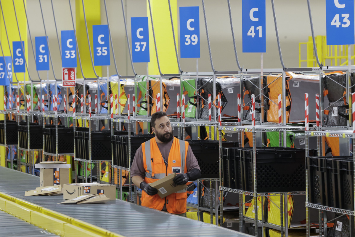 CAMBRE (A CORUÑA) 11/11/2024.- Una plataforma logística de Amazon en el concello coruñés de Cambre abre sus puertas a los medios de comunicación para desvelar cómo prepara el 'black friday' y la campaña de Navidad. EFE/Cabalar