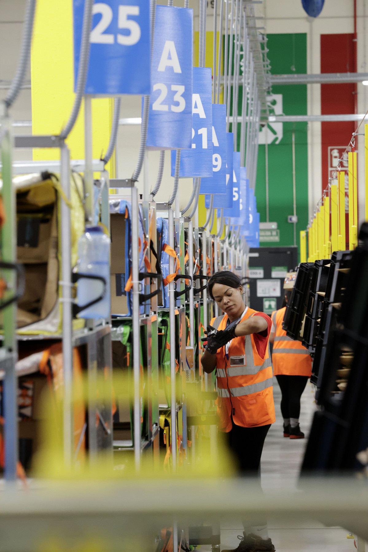 CAMBRE (A CORUÑA) 11/11/2024.- Una plataforma logística de Amazon en el concello coruñés de Cambre abre sus puertas a los medios de comunicación para desvelar cómo prepara el 'black friday' y la campaña de Navidad. EFE/Cabalar