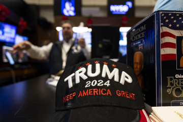 New York (United States), 06/11/2024.- Traders with Trump merchandise in their workspace on the floor of the New York Stock Exchange in New York, New York, USA, 06 November 2024. The Dow Jones Industr