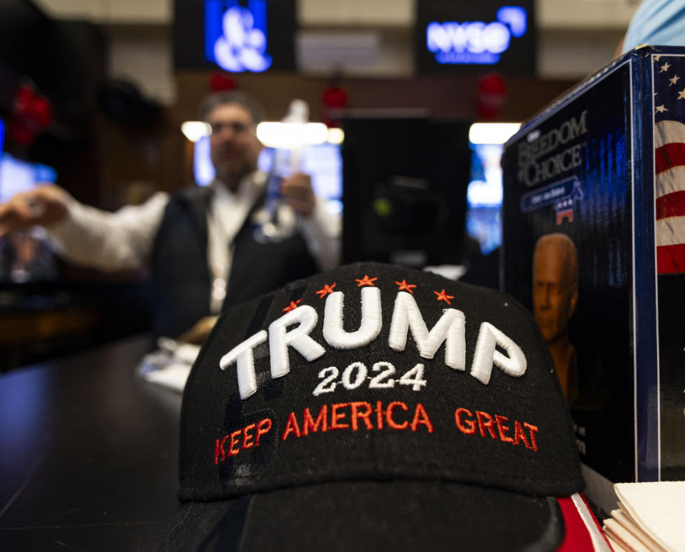 New York (United States), 06/11/2024.- Traders with Trump merchandise in their workspace on the floor of the New York Stock Exchange in New York, New York, USA, 06 November 2024. The Dow Jones Industr