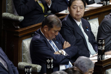 Tokyo (Japan), 11/11/2024.- Japanese Prime Minister Shigeru Ishiba (C) attends a special session at the Lower House of the Parliament in Tokyo, Japan, 11 November 2024. Shigeru Ishiba is expected to b