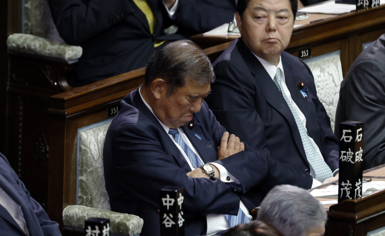 El primer ministro de Japón se queda dormido mientras votaban su reelección