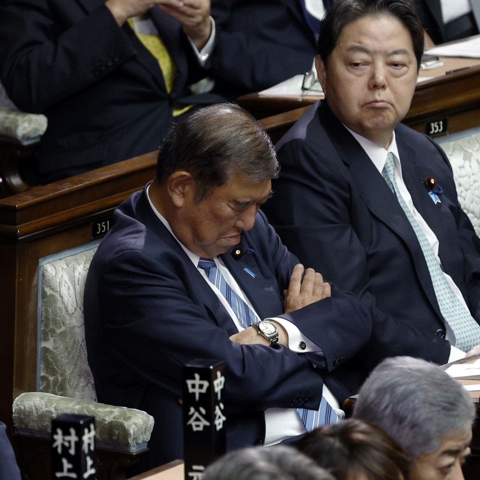 El primer ministro de Japón se queda dormido mientras votaban su reelección