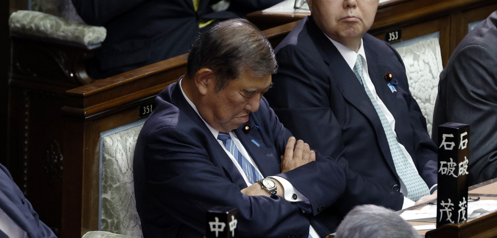 El primer ministro de Japón se queda dormido mientras votaban su reelección