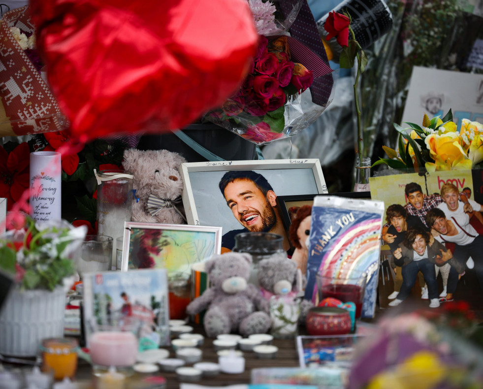 Wolverhampton (United Kingdom), 08/11/2024.- Tributes left to the late singer Liam Payne at the West Park bandstand in Wolverhampton, Britain, 08 November 2024. Liam Payne, former member of the Britis