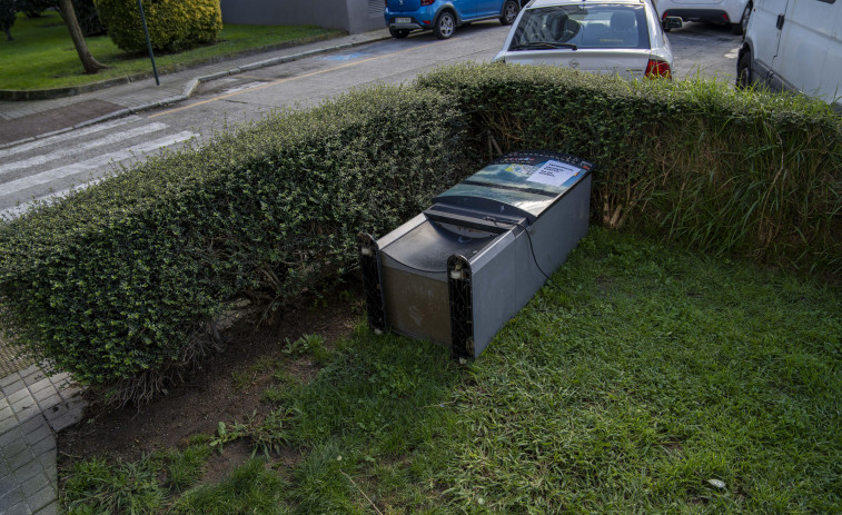 La misteriosa aparición en A Coruña de una máquina de tabaco en medio de un jardín