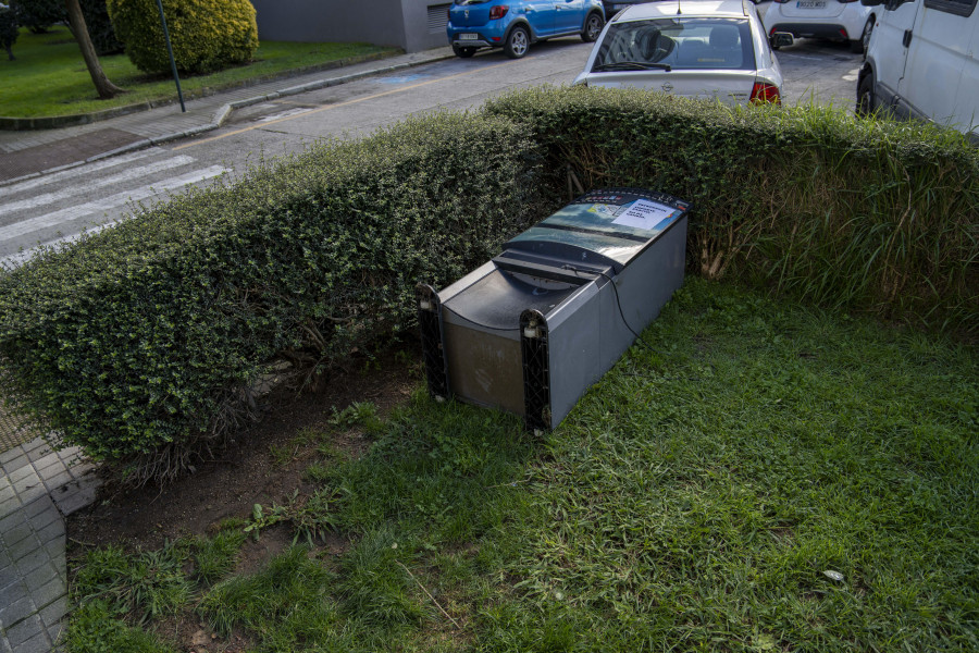 La misteriosa aparición en A Coruña de una máquina de tabaco en medio de un jardín