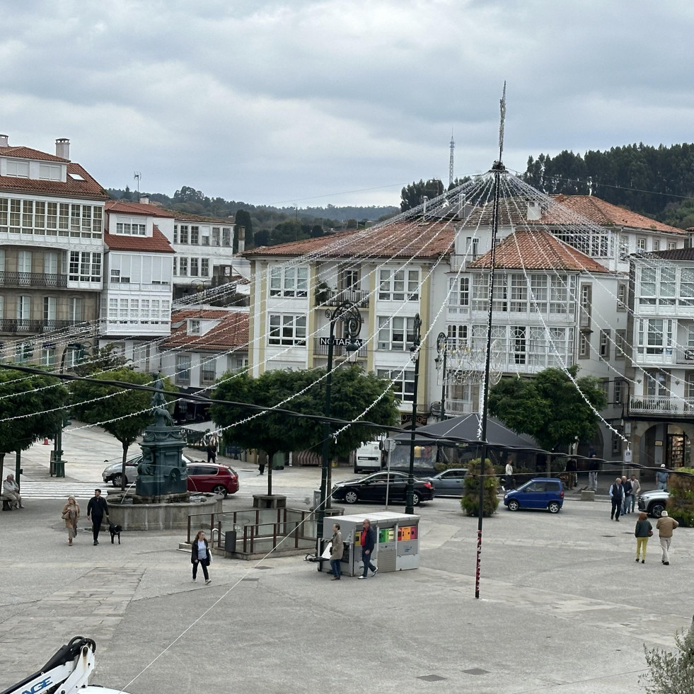 Betanzos inicia la instalación del alumbrado de Navidad, cuyo encendido será el 5 de diciembre