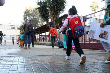 Imagen de niños reincorporándose al colegio en la zona afectada por al DANA en Valencia