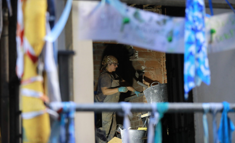 Los murales de Lugrís de la calle Olmos, a análisis de los técnicos de la Xunta para conocer su estado