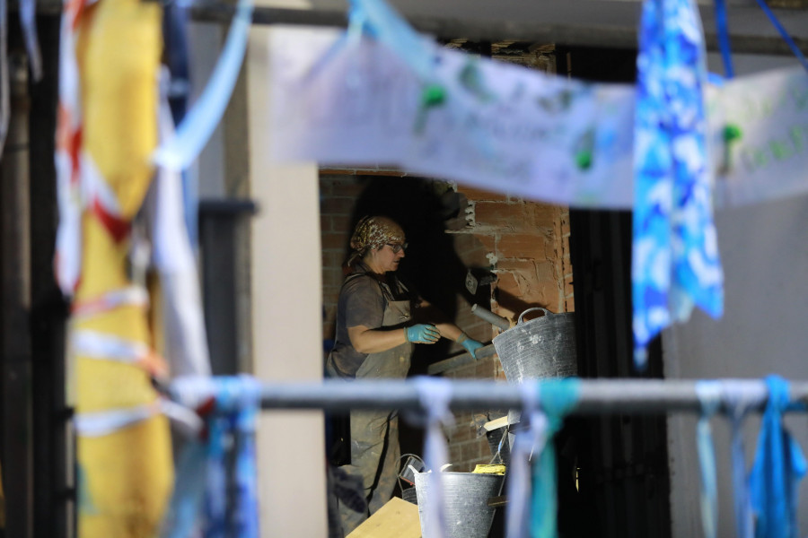 Los murales de Lugrís de la calle Olmos, a análisis de los técnicos de la Xunta para conocer su estado