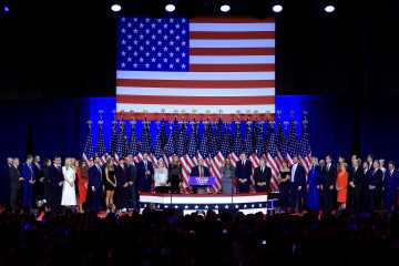 -FOTODELDIA- Palm Beach (Estados Unidos), 06/11/2024.- El candidato presidencial estadounidense por el partido republicano Donald Trump, se proclama vencedor de las elecciones ante sus seguidores en e