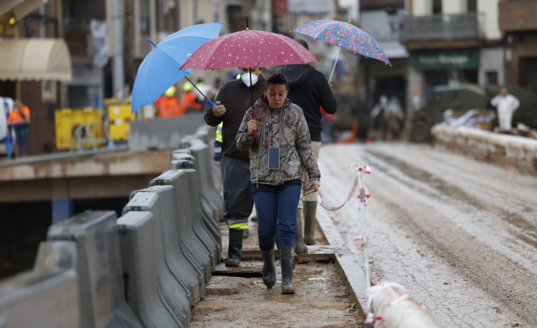 La lluvia no causa incidentes aún en la zona cero mientras siguen las labores de limpieza por la DANA