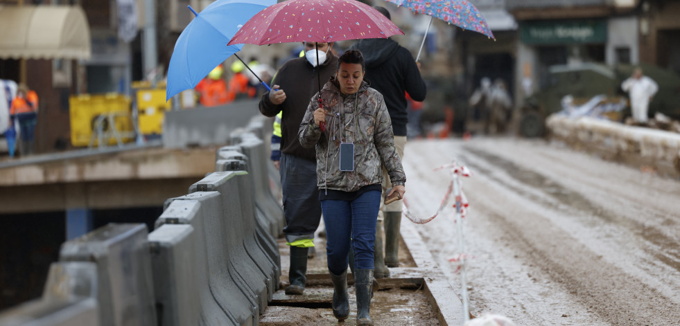 La lluvia no causa incidentes aún en la zona cero mientras siguen las labores de limpieza por la DANA