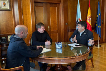 Reunión del Ayuntamiento de Sada con el delegado del Gobierno (2)