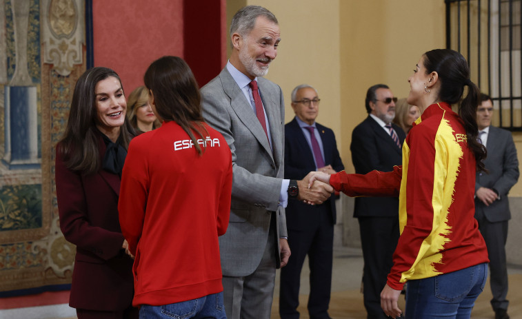 Los reyes reciben a los olímpicos con la dana en mente: 