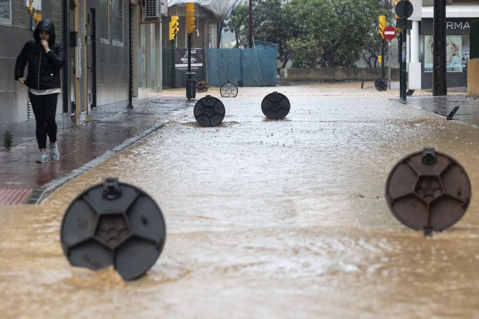 Cantarillas abiertas en una calle de la barriada de Campanillas en Málaga