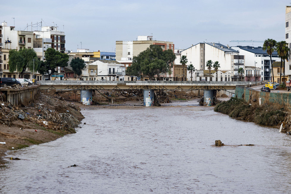 GRAFCVA3923. PAIPORTA (VALENCIA), 14/11/2024.- Vista del caudal del Barranco el Poyo en Paiporta tras las lluvias de esta pasada madrugada de jueves. AEMET ha bajado el aviso de fenómenos meteorológ