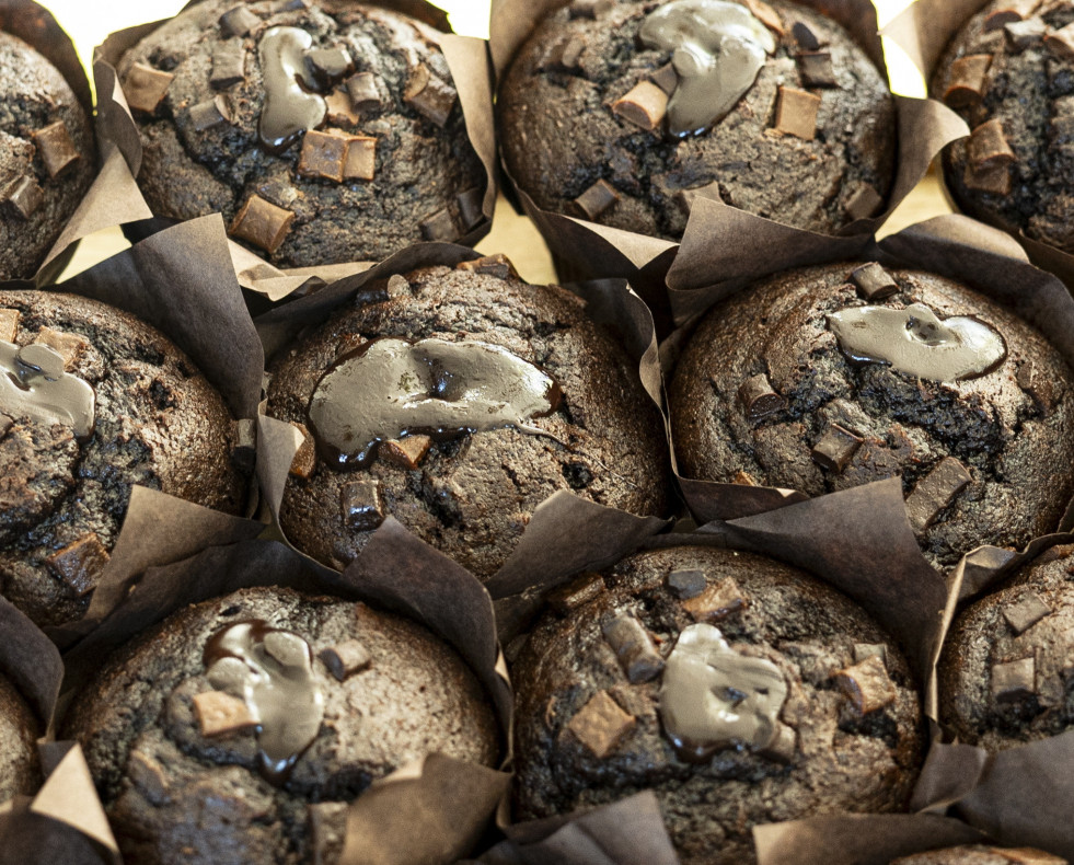 Paris (France), 10/08/2024.- Chocolate muffins for sale at the Village Plaza Cafe in the Olympic Village, in Saint Denis near Paris, France, 10 August 2024. (Francia) EFE/EPA/ANDRE PAIN