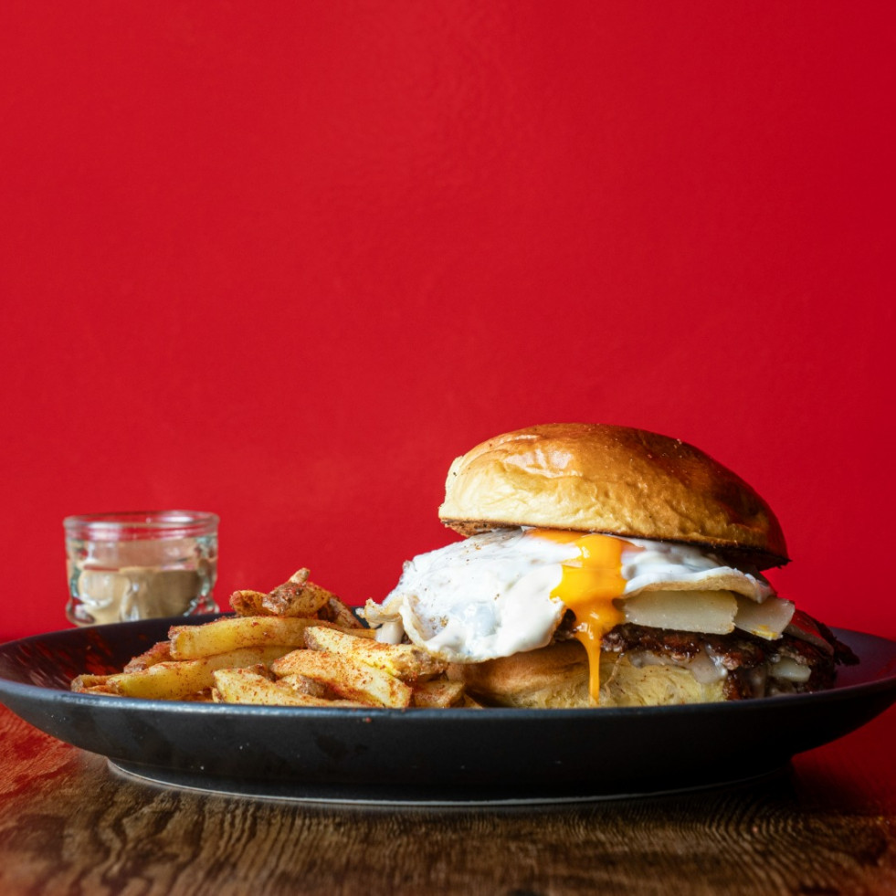 Rojo, pioneros en las smash burgers de A Coruña: ¿cuáles son los productos más recomendados?