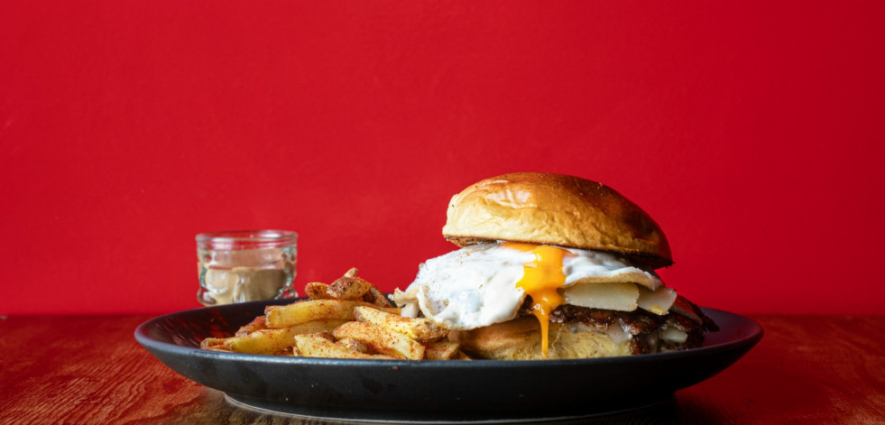 Rojo, pioneros en las smash burgers de A Coruña: ¿cuáles son los productos más recomendados?